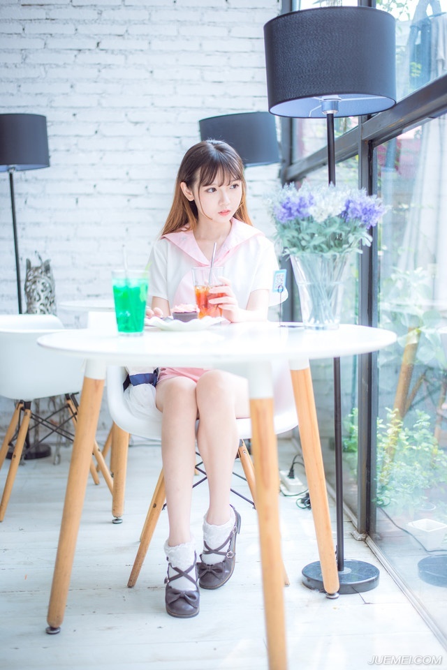 “嗯，这个我记得，叔至还曾问过是否趁机攻入柴桑。”诸葛亮闻言点点头道，言语中也有些无奈，如果换个时机或者局势，那的确是打入江东的一个好机会，至少占据了江夏和柴桑这两处地方，等于是把江东的门户握在手里，江东水军是厉害，但他们完全可以避开水军的弱点，由柴桑走陆路打进江东，可惜眼下的局势不允许，除非有十足的把握能在短时间内把江东给收拾了，否则，只会让双方本就已经降到冰点的关系彻底破裂，再也没有转圜的余地。